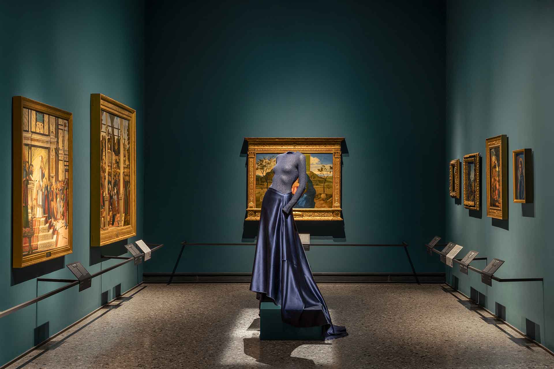 An image of an Armani look in the museum’s galleries
